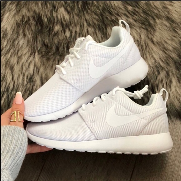 NWT Nike Roshe one triple white - Picture 5 of 8